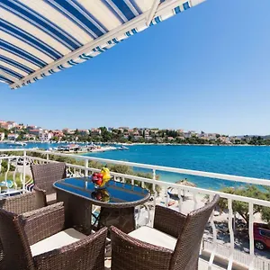 Apartment Rozana - Beachfront Wellness Retreat, Seget Vranjica